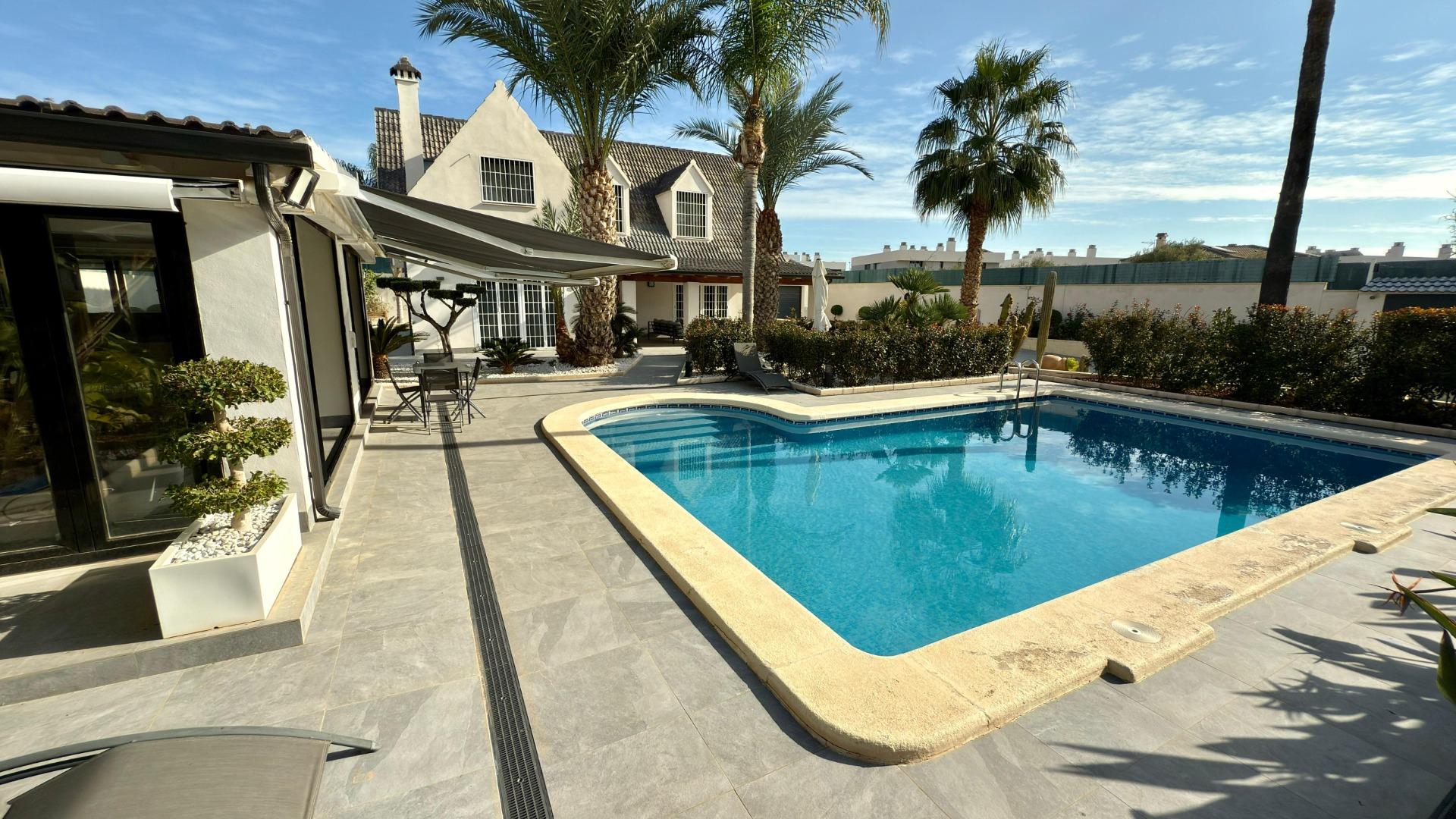 3-7-121 Detached villa with private pool and large plot