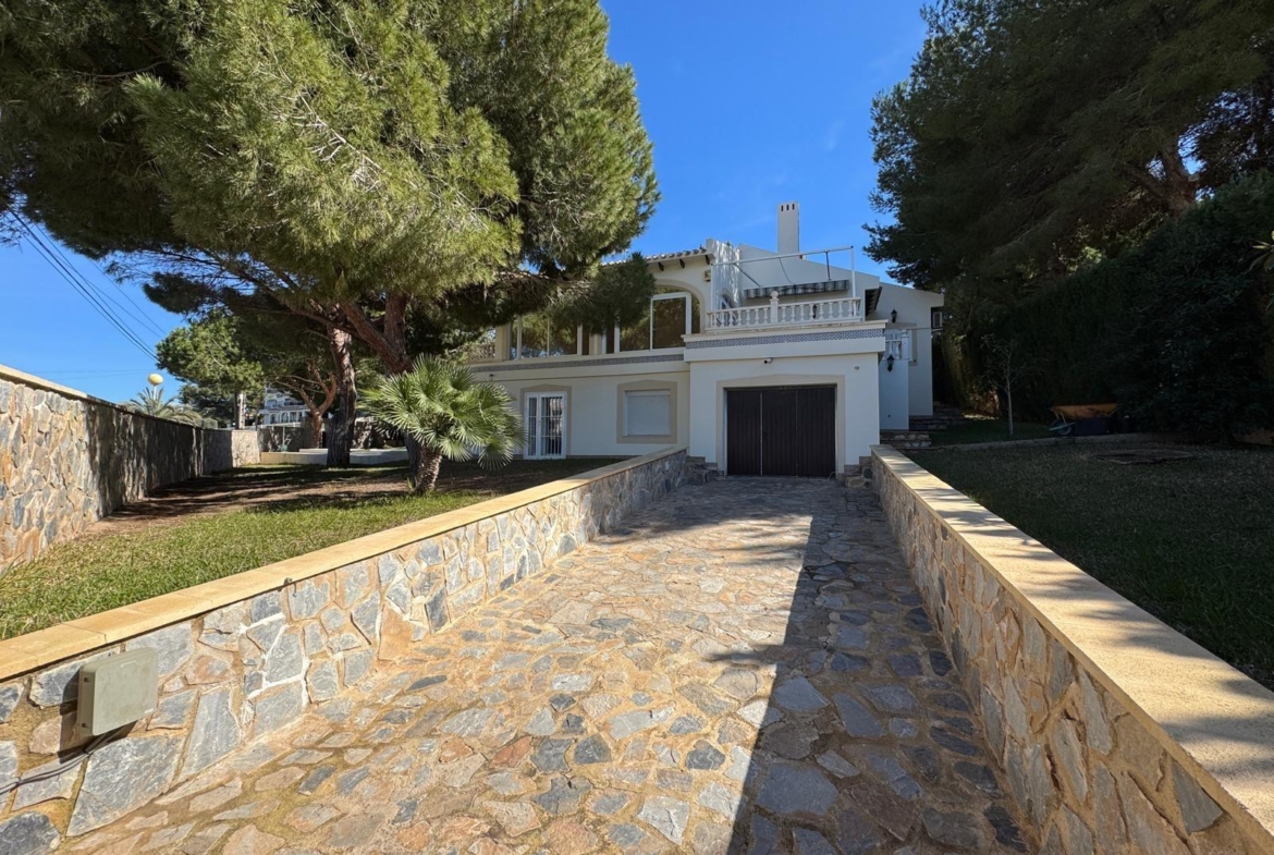 VILLA EN CABO ROIG A 800 METROS DE LA PLAYA CON PARCELA DE 890 M2. 3 DORM. 2 BAÑOS. PISCINA PRIVADA.