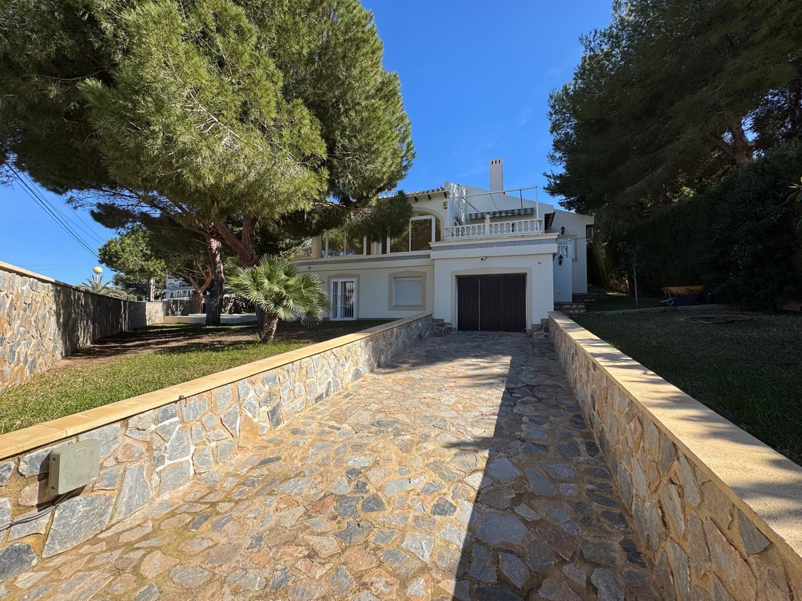 VILLA EN CABO ROIG A 800 METROS DE LA PLAYA CON PARCELA DE 890 M2. 3 DORM. 2 BAÑOS. PISCINA PRIVADA.