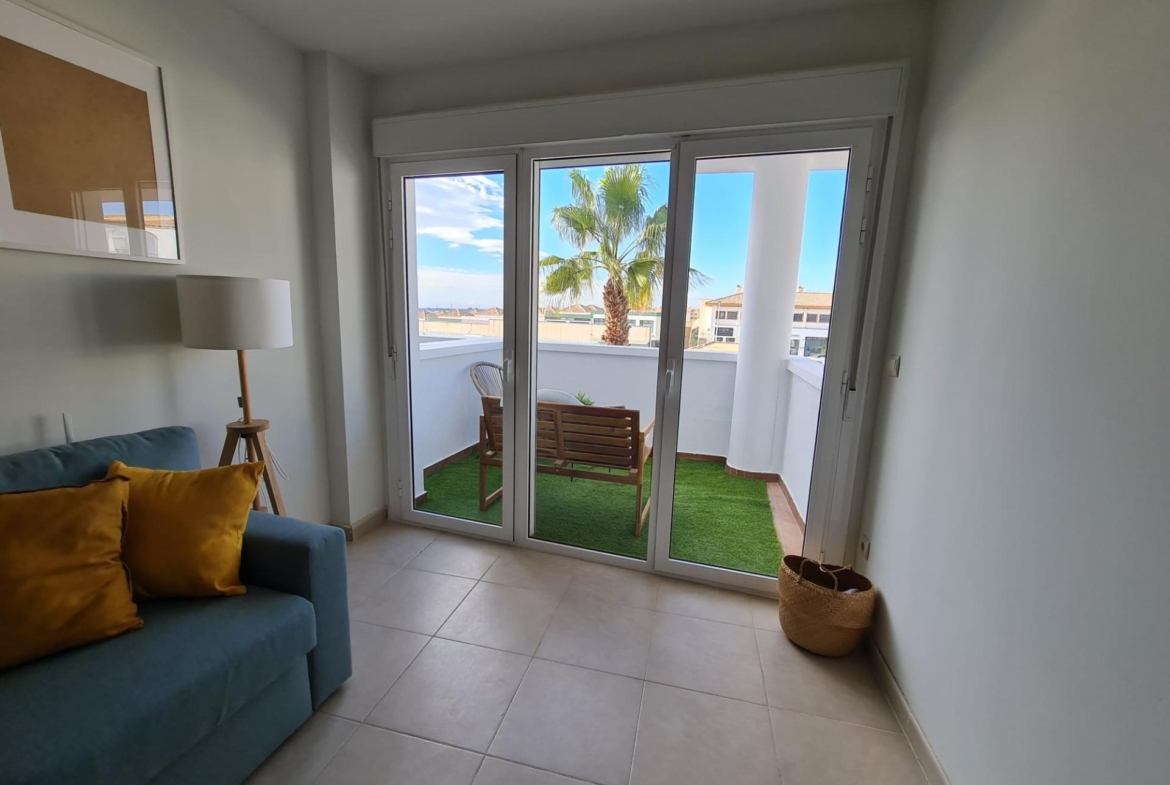 SEMINUEVO APARTAMENTO EN ORIHUELA COSTA DE 2 DORM. 2 BAÑOS. PARKING INCLUIDO. PISCINA COMUNITARIA.