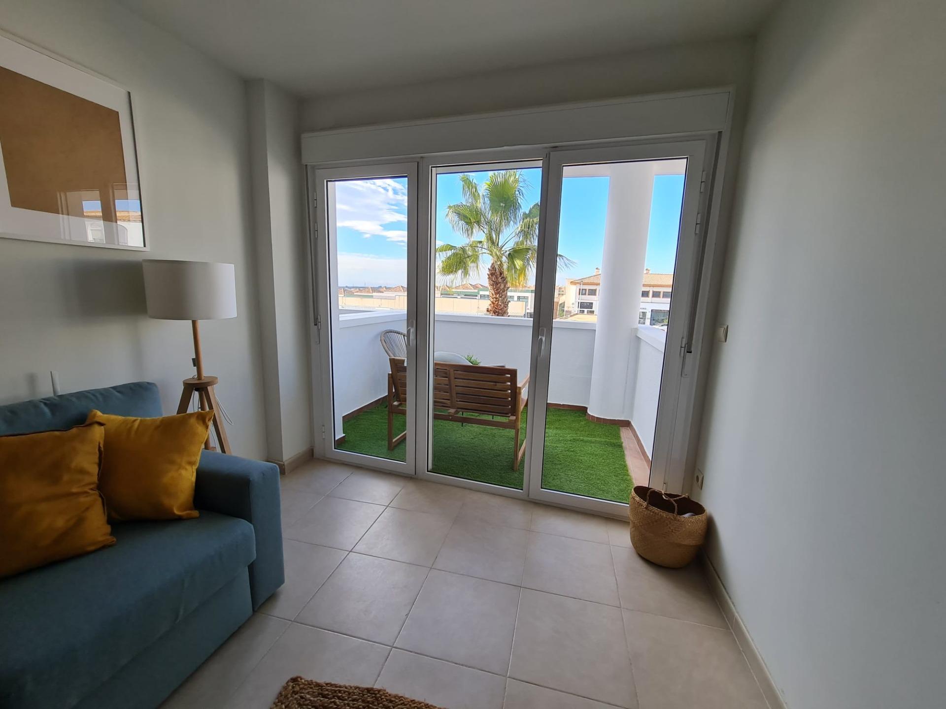 SEMINUEVO APARTAMENTO EN ORIHUELA COSTA DE 2 DORM. 2 BAÑOS. PARKING INCLUIDO. PISCINA COMUNITARIA.