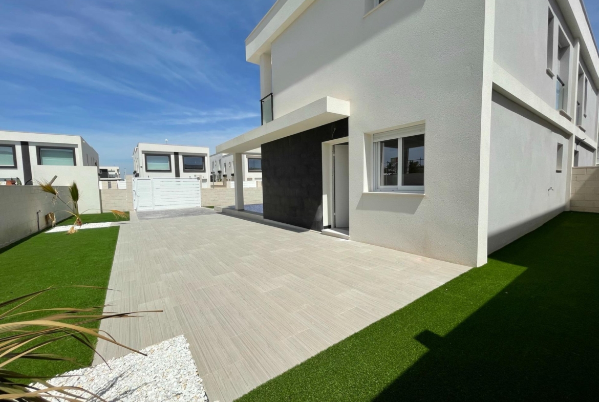 NEW BUILD IN GRAN ALACAN! SEMI-DETACHED VILLAS MODEL LINDA. 3 BEDROOMS. 3 BATHROOMS. WITH PARKING AND POOL.