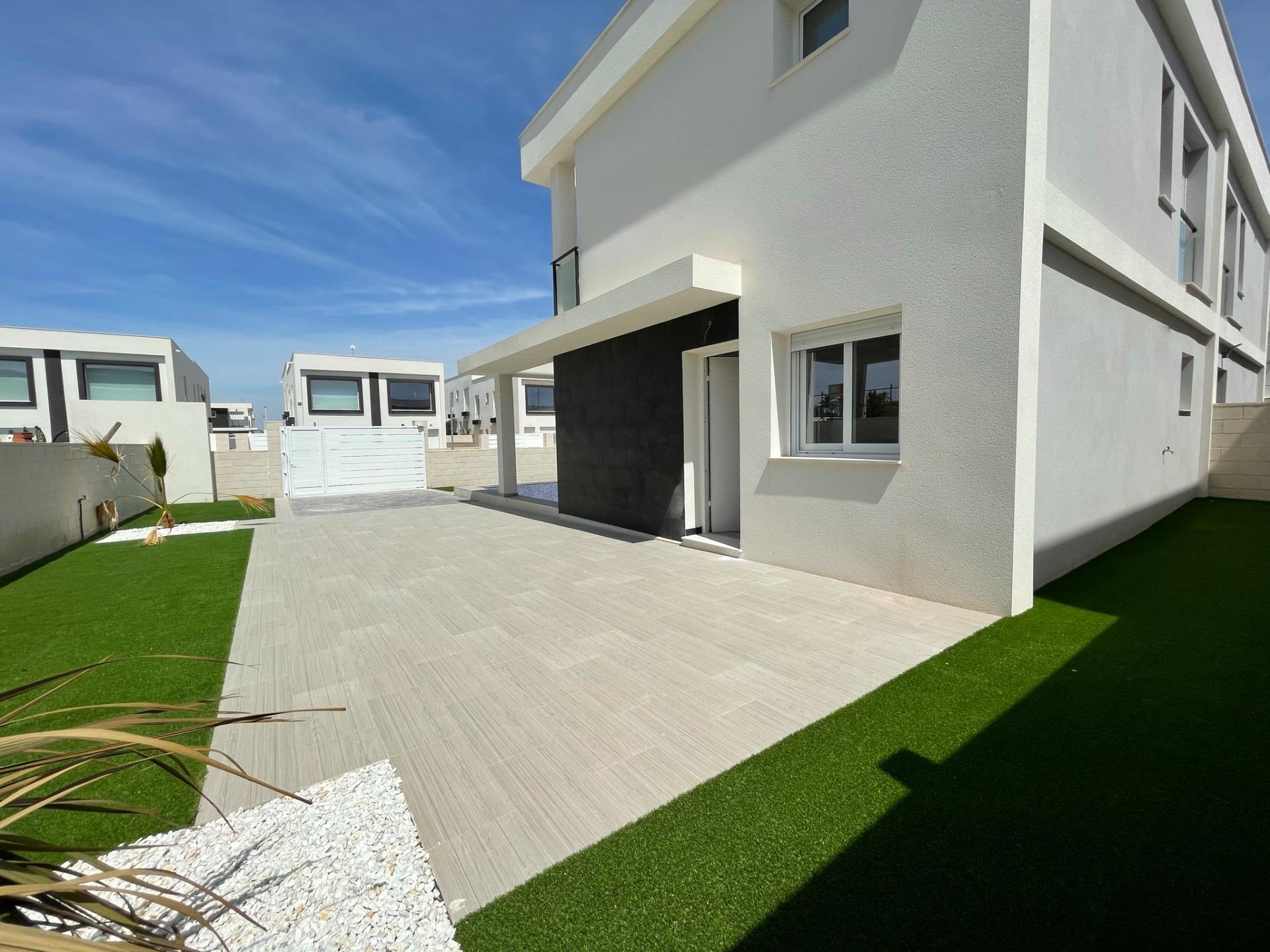 NEW BUILD IN GRAN ALACAN! SEMI-DETACHED VILLAS MODEL LINDA. 3 BEDROOMS. 3 BATHROOMS. WITH PARKING AND POOL.