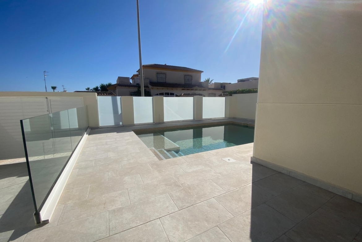 Detached chalet in Torrevieja (Torreblanca), just 300 meters from the sea.