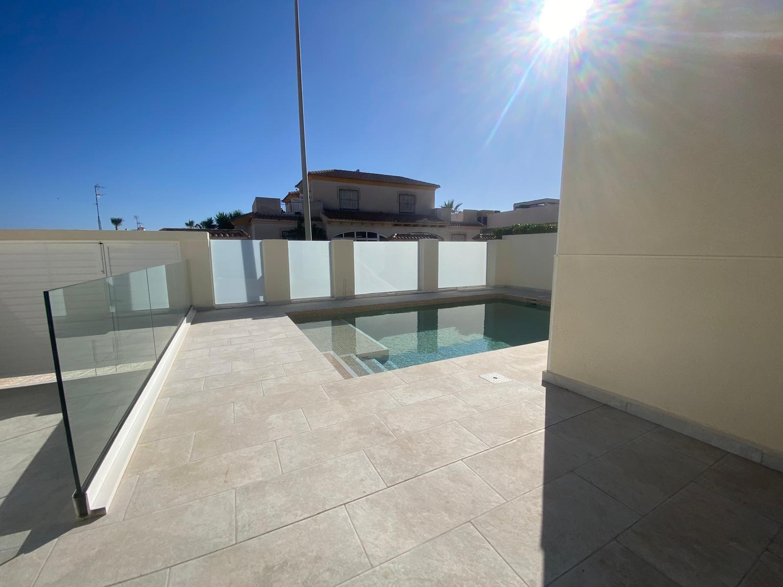 Detached chalet in Torrevieja (Torreblanca), just 300 meters from the sea.