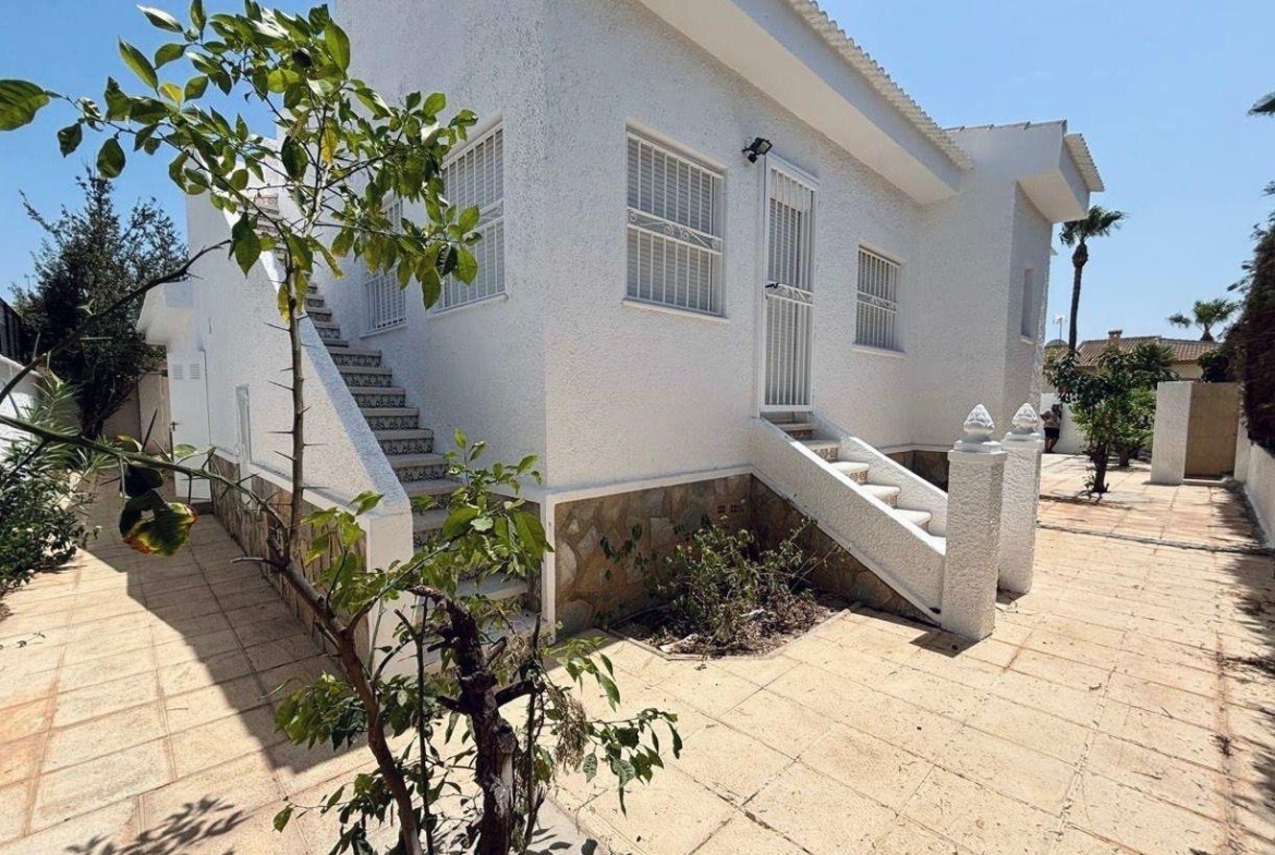 VILLA ESTILO MEDITERRANEO EN CIUDAD QUESADA CON PARCELA DE 500 M2 Y PROPIA PISCINA. 3 DORM. 2 BAÑOS. 110 M2 DE CASA.