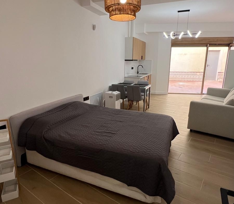 REFORMADO ESTUDIO A 300 METROS DE PLAYA LA MATA. CON SUPERFICIE 32 M2.