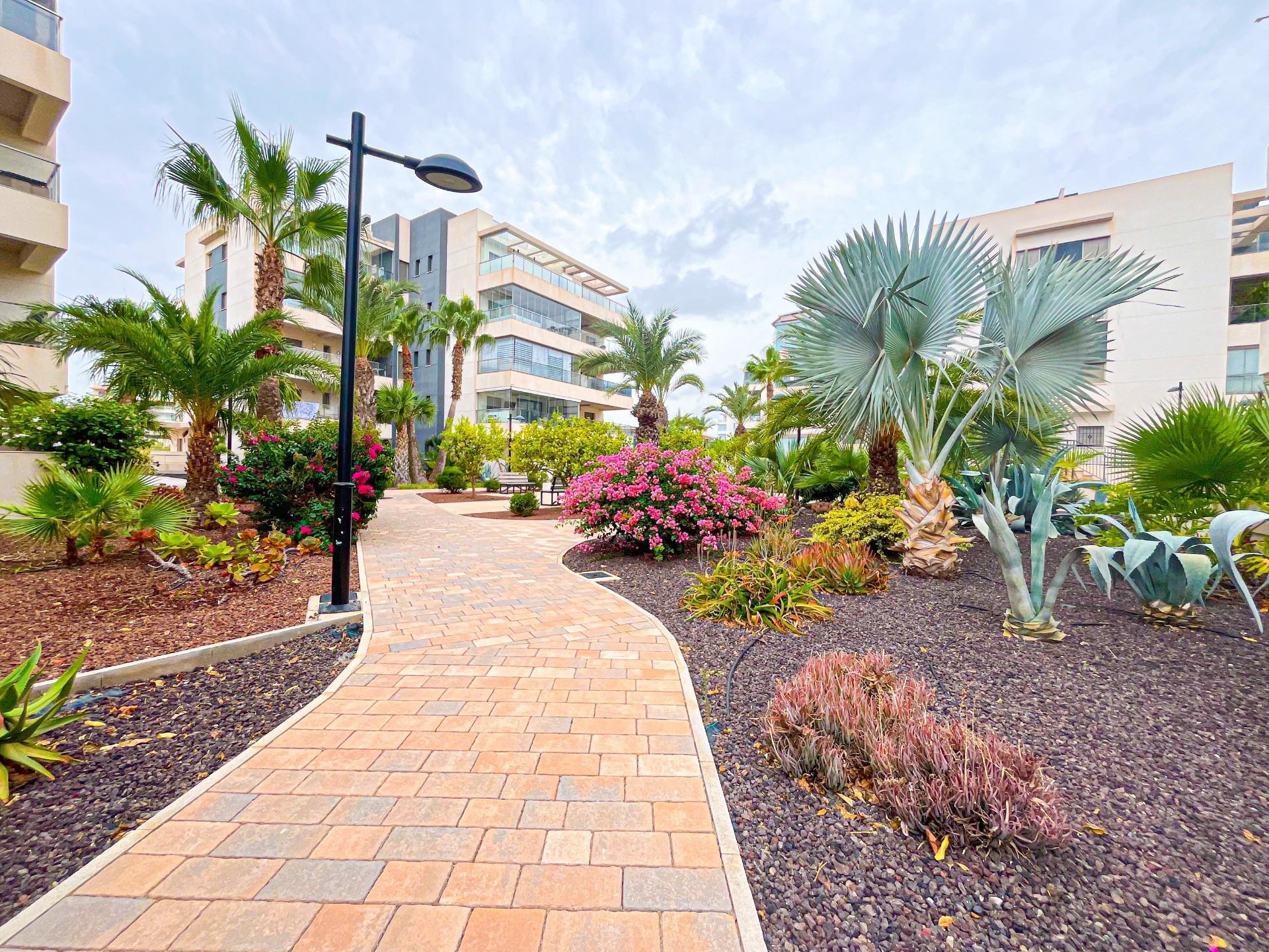 3-7-188 APARTAMENTO EN RESIDENCIAL GREEN HILS DE 2 DORM. 2 BAÑOS. PARKING INCLUIDO. PISCINA. GYM. SUPERFICIE 93 M2.