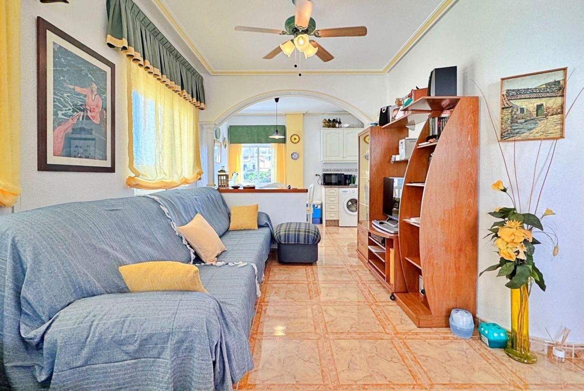BUNGALOW PLANTA ALTA CON SOLARIUM DE 30 M2 Y A 650 METROS DE PLAYA LA ZENIA. 2 DORM. 1 BAÑO. PISCINA COMUNITARIA.