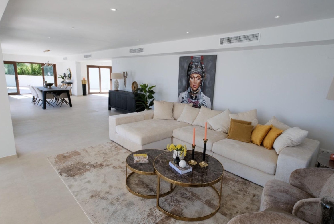 “Stunning Villa with scenic views to the sea and valle  in Altea”