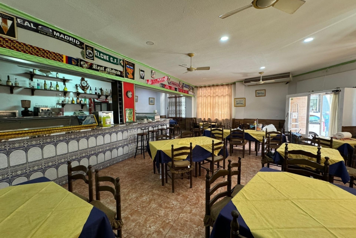 SE VENDE LOCAL COMERCIAL. 120 M2. CON LICENCIA HOSTELERIA. PLAYA A 500 METROS.