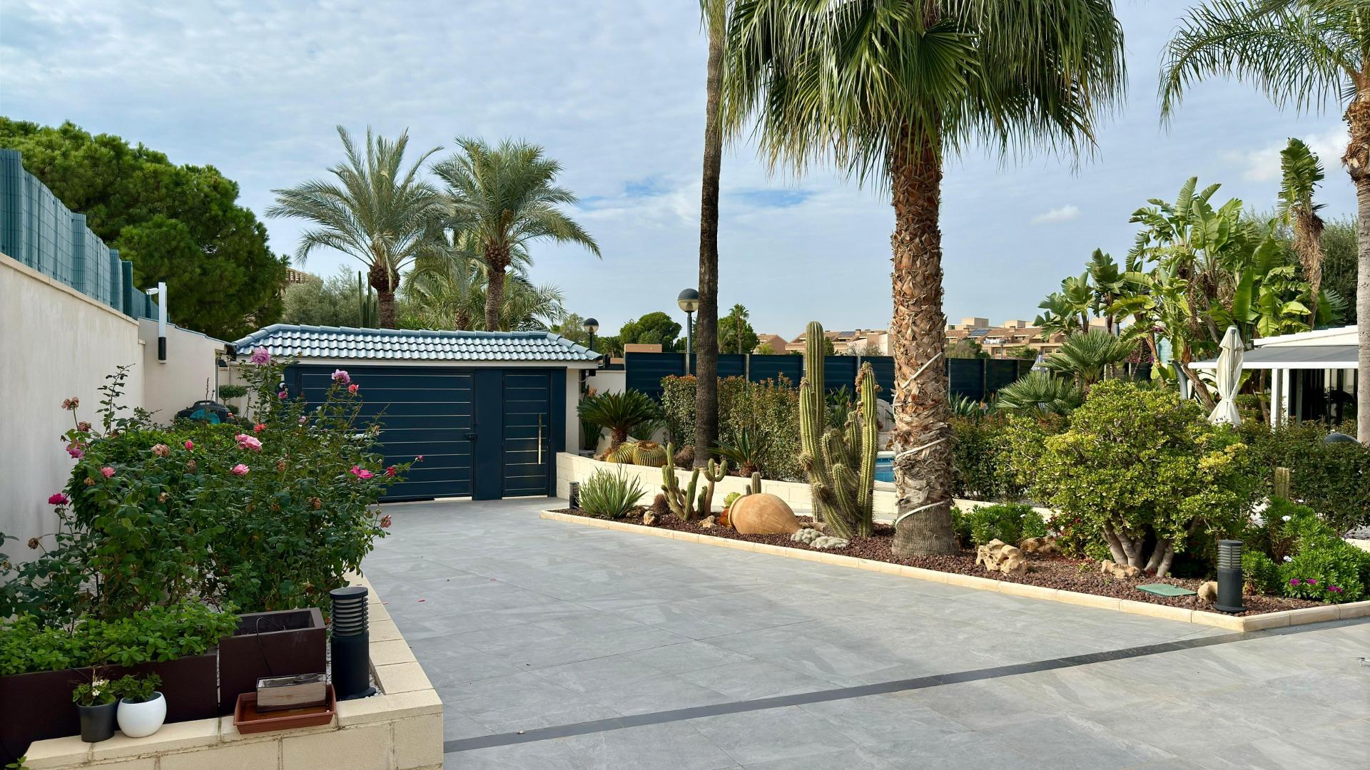 3-70-3 Detached villa with private pool and large plot