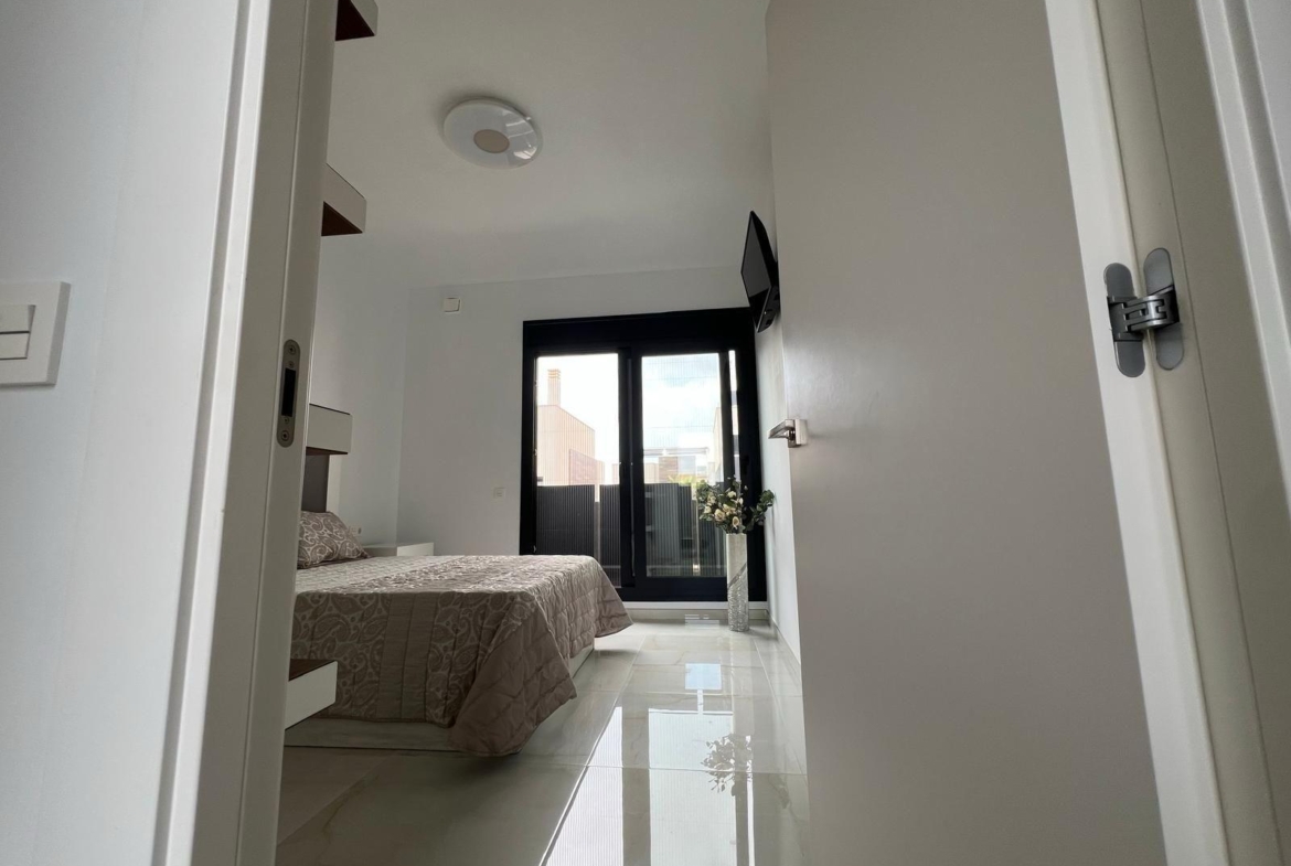 VILLA DE LUJO EN LOMAS DE CABO ROIG CON PISCINA PRIVADA Y PARCELA DE 200 M2. 3 DORM. 3 BAÑOS.