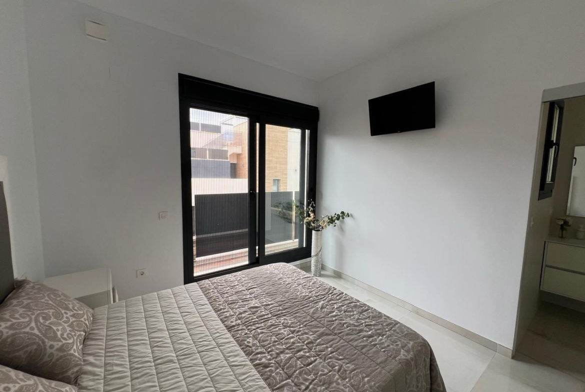 VILLA DE LUJO EN LOMAS DE CABO ROIG CON PISCINA PRIVADA Y PARCELA DE 200 M2. 3 DORM. 3 BAÑOS.