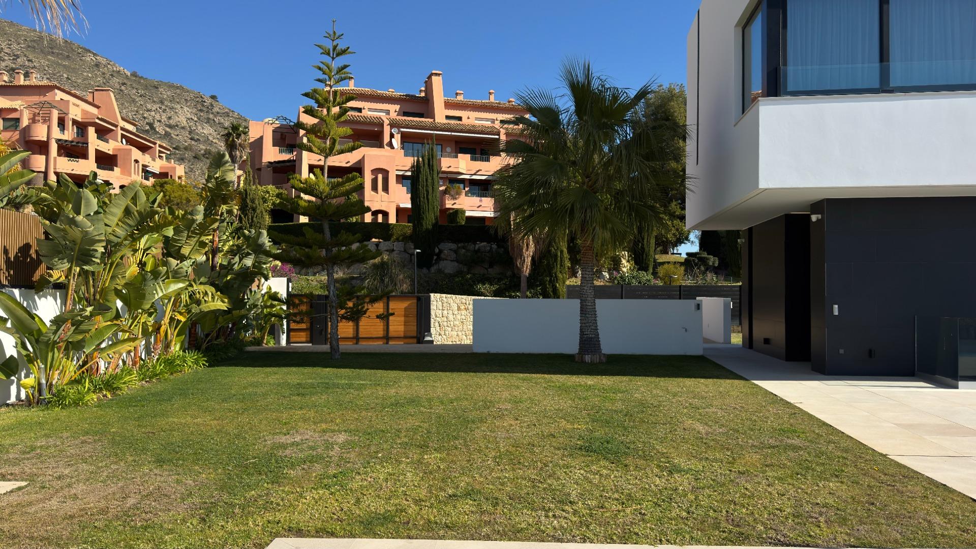 3-73-3 Unique Villa in Sierra Cortina