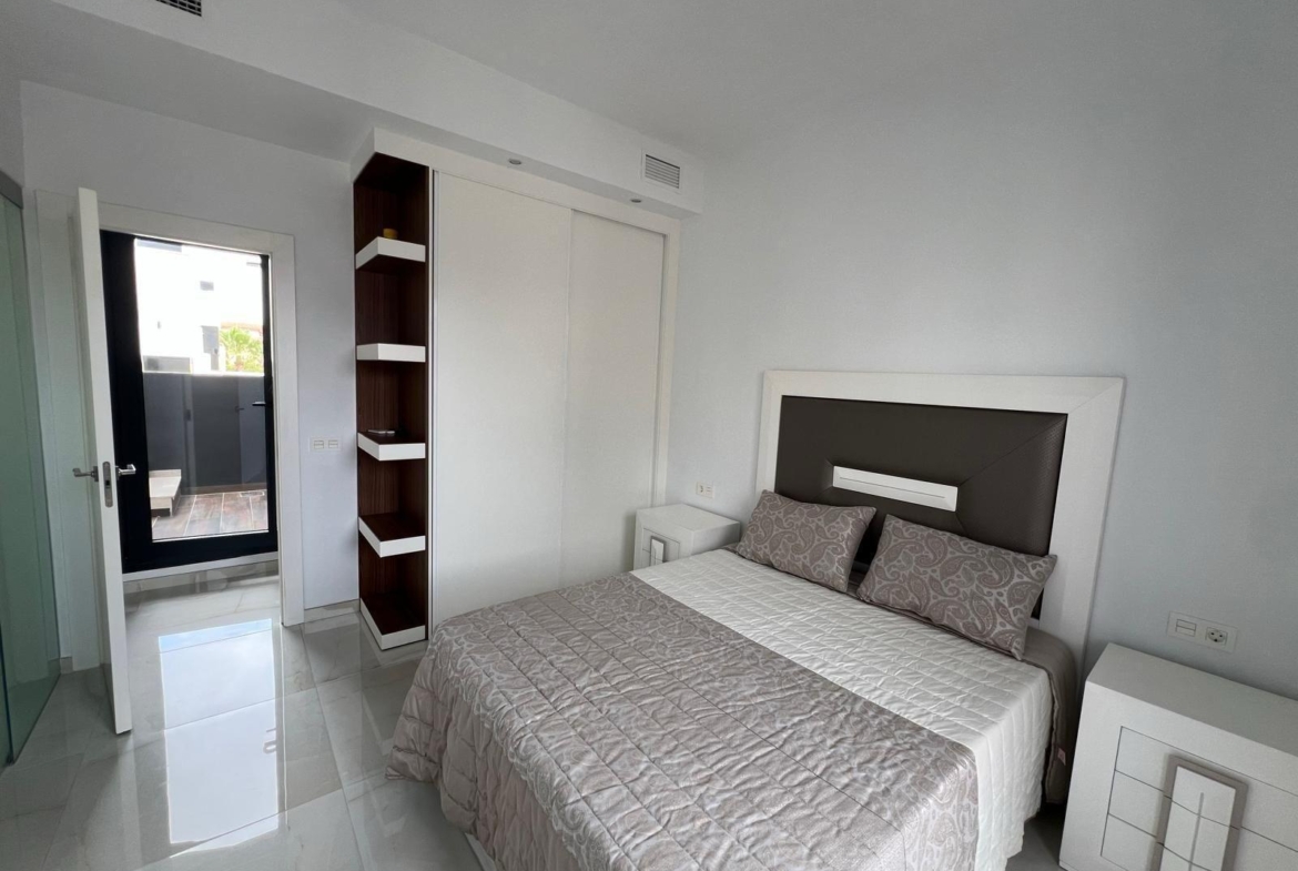 VILLA DE LUJO EN LOMAS DE CABO ROIG CON PISCINA PRIVADA Y PARCELA DE 200 M2. 3 DORM. 3 BAÑOS.