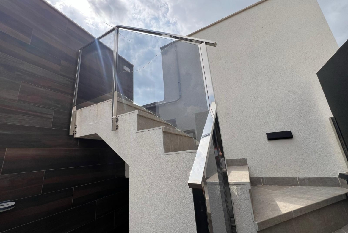 VILLA DE LUJO EN LOMAS DE CABO ROIG CON PISCINA PRIVADA Y PARCELA DE 200 M2. 3 DORM. 3 BAÑOS.