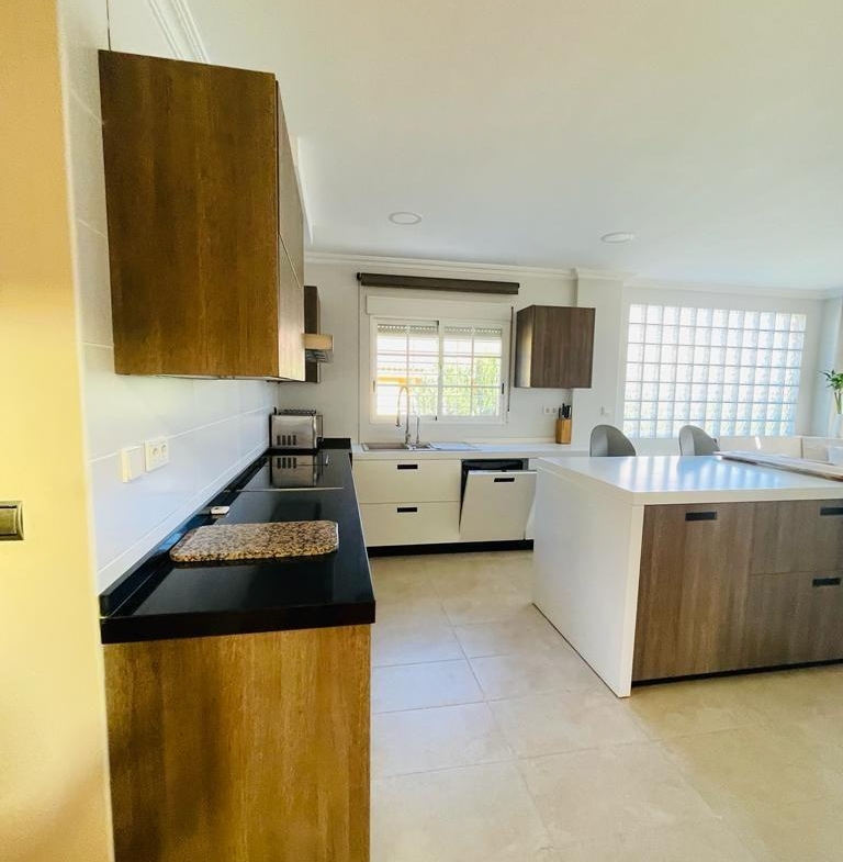 VILLA DE LUJO EN LOS BALCONES CON 950 M2 DE PARCELA. 5 DORM. 3 BAÑOS. PISCINA.