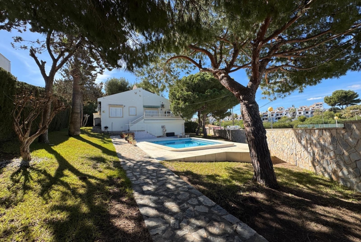VILLA EN CABO ROIG A 800 METROS DE LA PLAYA CON PARCELA DE 890 M2. 3 DORM. 2 BAÑOS. PISCINA PRIVADA.