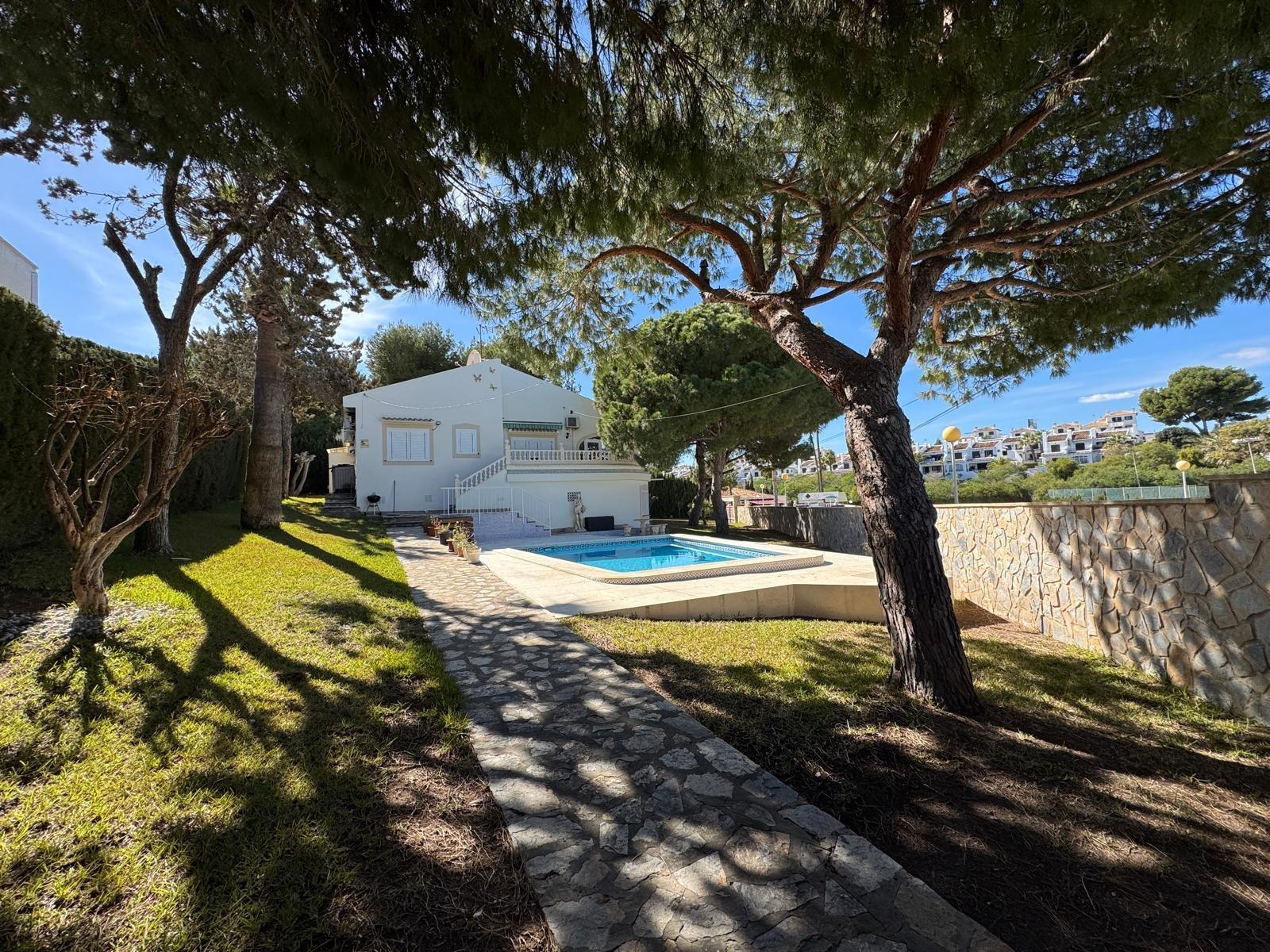 VILLA EN CABO ROIG A 800 METROS DE LA PLAYA CON PARCELA DE 890 M2. 3 DORM. 2 BAÑOS. PISCINA PRIVADA.