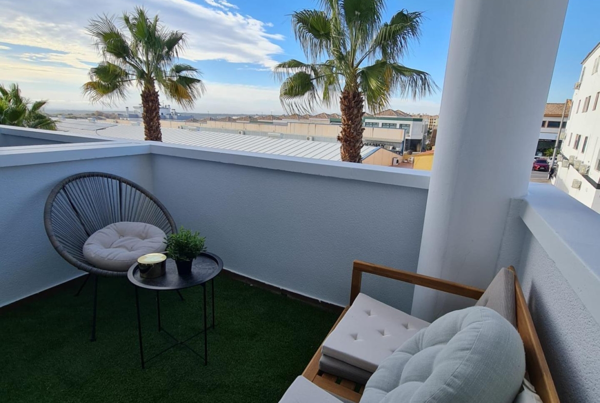 SEMINUEVO APARTAMENTO EN ORIHUELA COSTA DE 2 DORM. 2 BAÑOS. PARKING INCLUIDO. PISCINA COMUNITARIA.