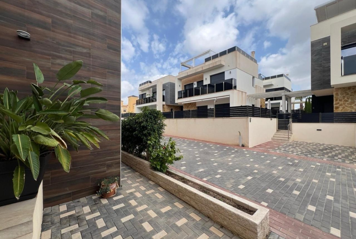 VILLA DE LUJO EN LOMAS DE CABO ROIG CON PISCINA PRIVADA Y PARCELA DE 200 M2. 3 DORM. 3 BAÑOS.