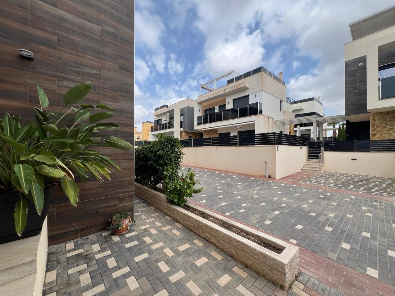 3-8-140 VILLA DE LUJO EN LOMAS DE CABO ROIG CON PISCINA PRIVADA Y PARCELA DE 200 M2. 3 DORM. 3 BAÑOS.