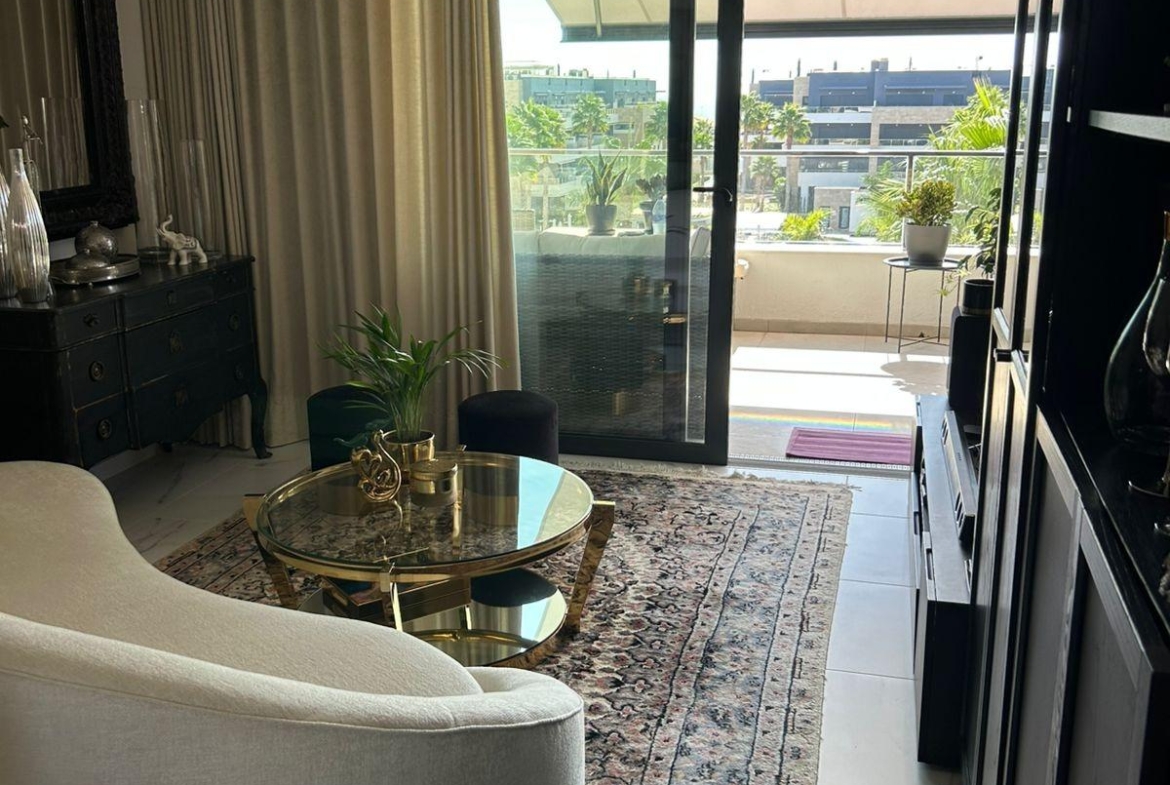 ÁTICO EN PLAYA FLAMENCA CON SOLARIUM PRIVADO. 2 DORM. 2 BAÑOS. 80 M2 DE SUPERFICIE. PISCINAS COMUN.
