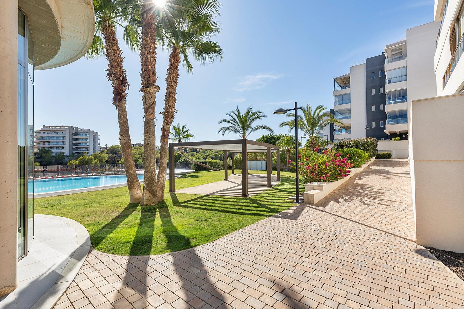 3-8-181 APARTAMENTO EN RESIDENCIAL GREEN HILS DE 2 DORM. 2 BAÑOS. PARKING INCLUIDO. PISCINA. GYM. SUPERFICIE 93 M2.