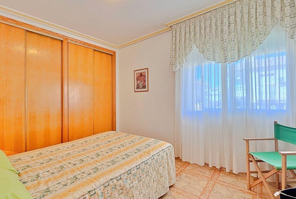BUNGALOW PLANTA ALTA CON SOLARIUM DE 30 M2 Y A 650 METROS DE PLAYA LA ZENIA. 2 DORM. 1 BAÑO. PISCINA COMUNITARIA.
