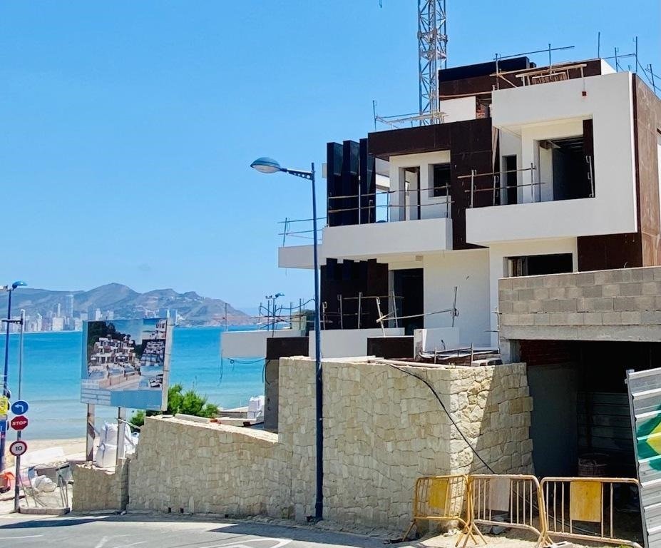 EERSTE LIJN VAN STRAND IN BENIDORM EN MET PRIVE-POEL !!!
