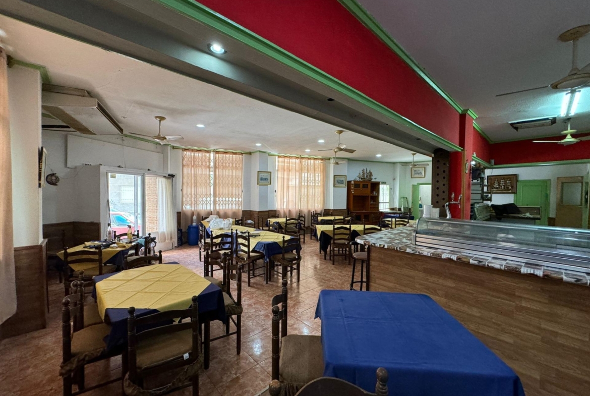 SE VENDE LOCAL COMERCIAL. 120 M2. CON LICENCIA HOSTELERIA. PLAYA A 500 METROS.