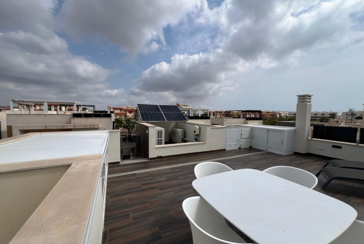 VILLA DE LUJO EN LOMAS DE CABO ROIG CON PISCINA PRIVADA Y PARCELA DE 200 M2. 3 DORM. 3 BAÑOS.