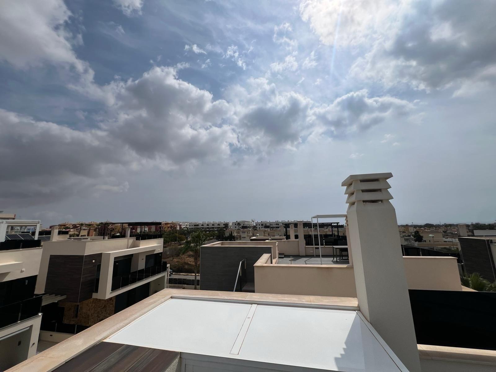 3-84-2 VILLA DE LUJO EN LOMAS DE CABO ROIG CON PISCINA PRIVADA Y PARCELA DE 200 M2. 3 DORM. 3 BAÑOS.