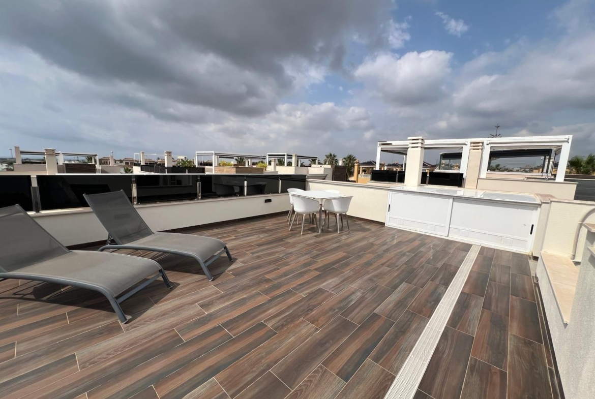 VILLA DE LUJO EN LOMAS DE CABO ROIG CON PISCINA PRIVADA Y PARCELA DE 200 M2. 3 DORM. 3 BAÑOS.