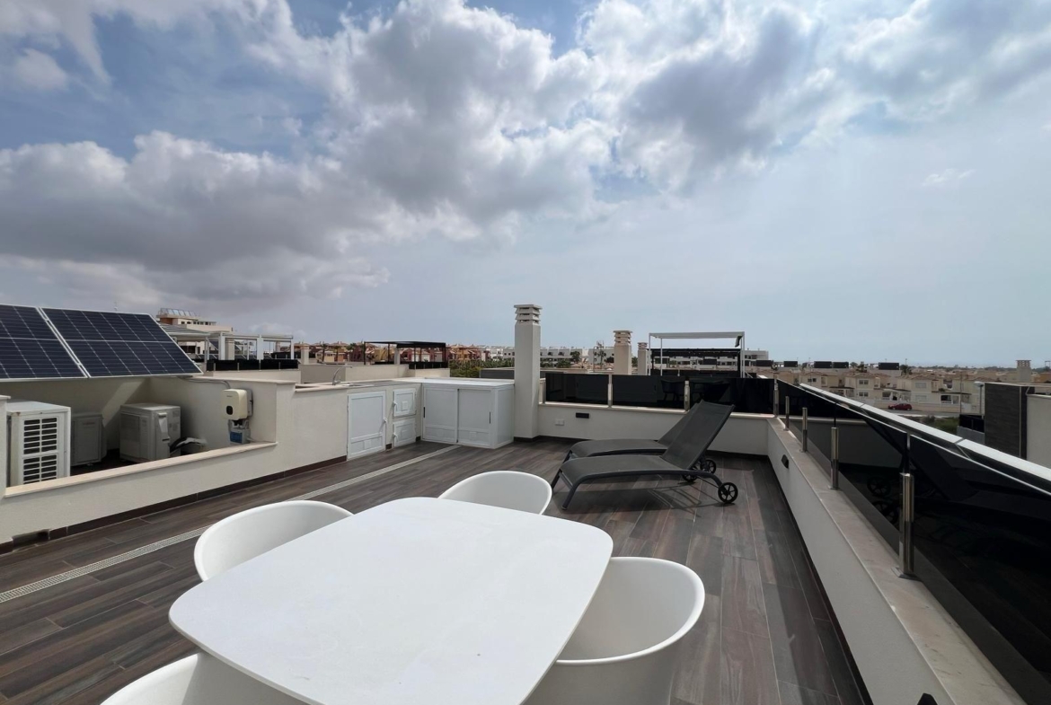 VILLA DE LUJO EN LOMAS DE CABO ROIG CON PISCINA PRIVADA Y PARCELA DE 200 M2. 3 DORM. 3 BAÑOS.