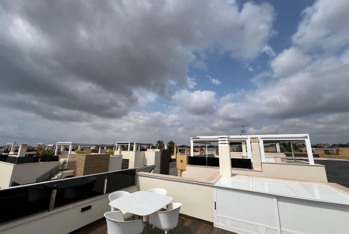 VILLA DE LUJO EN LOMAS DE CABO ROIG CON PISCINA PRIVADA Y PARCELA DE 200 M2. 3 DORM. 3 BAÑOS.