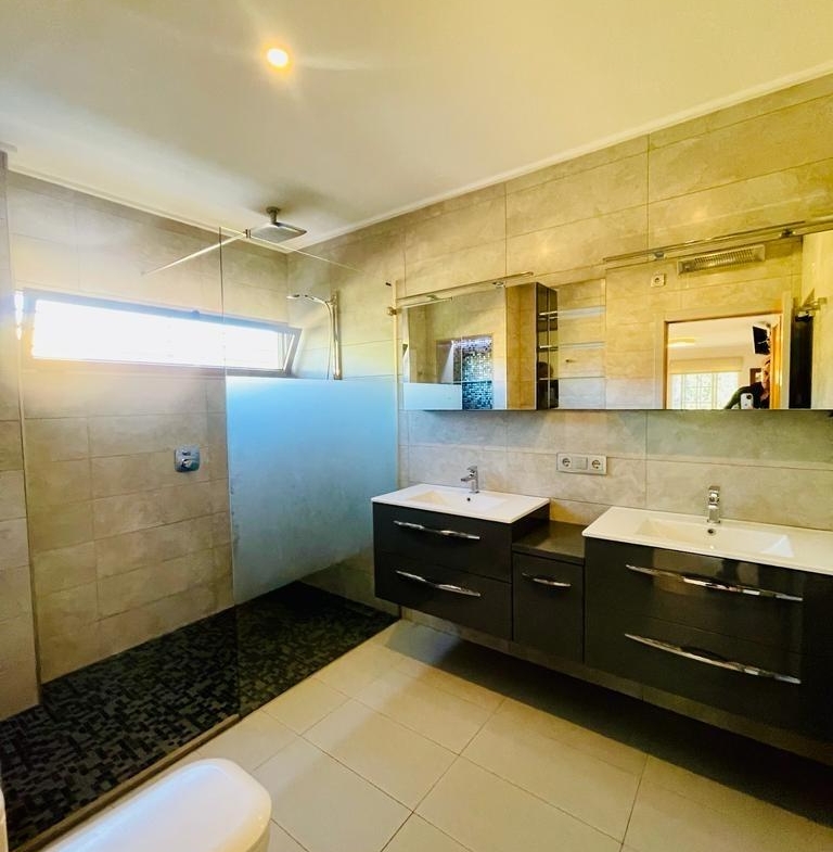 VILLA DE LUJO EN LOS BALCONES CON 950 M2 DE PARCELA. 5 DORM. 3 BAÑOS. PISCINA.
