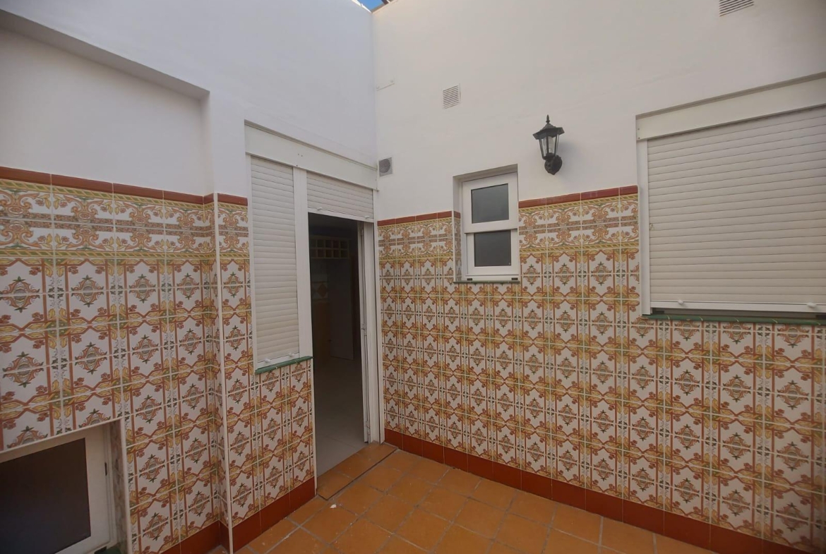 EDIFICIO EN ORIHUELA CIUDAD. 3 DORM. 2 BAÑOS. GARAJE. TRASTEROS