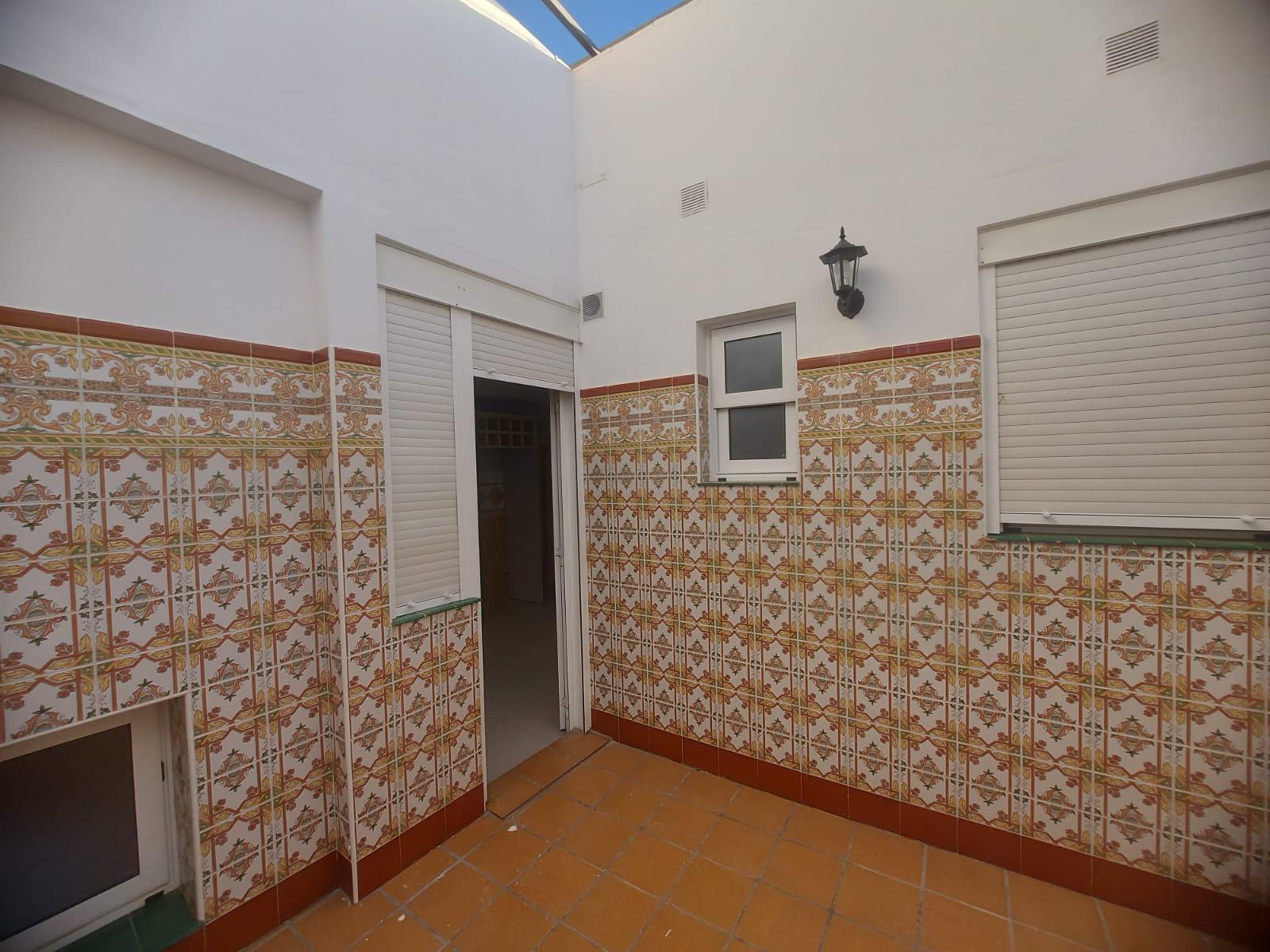 3-9-103 EDIFICIO EN ORIHUELA CIUDAD. 3 DORM. 2 BAÑOS. GARAJE. TRASTEROS