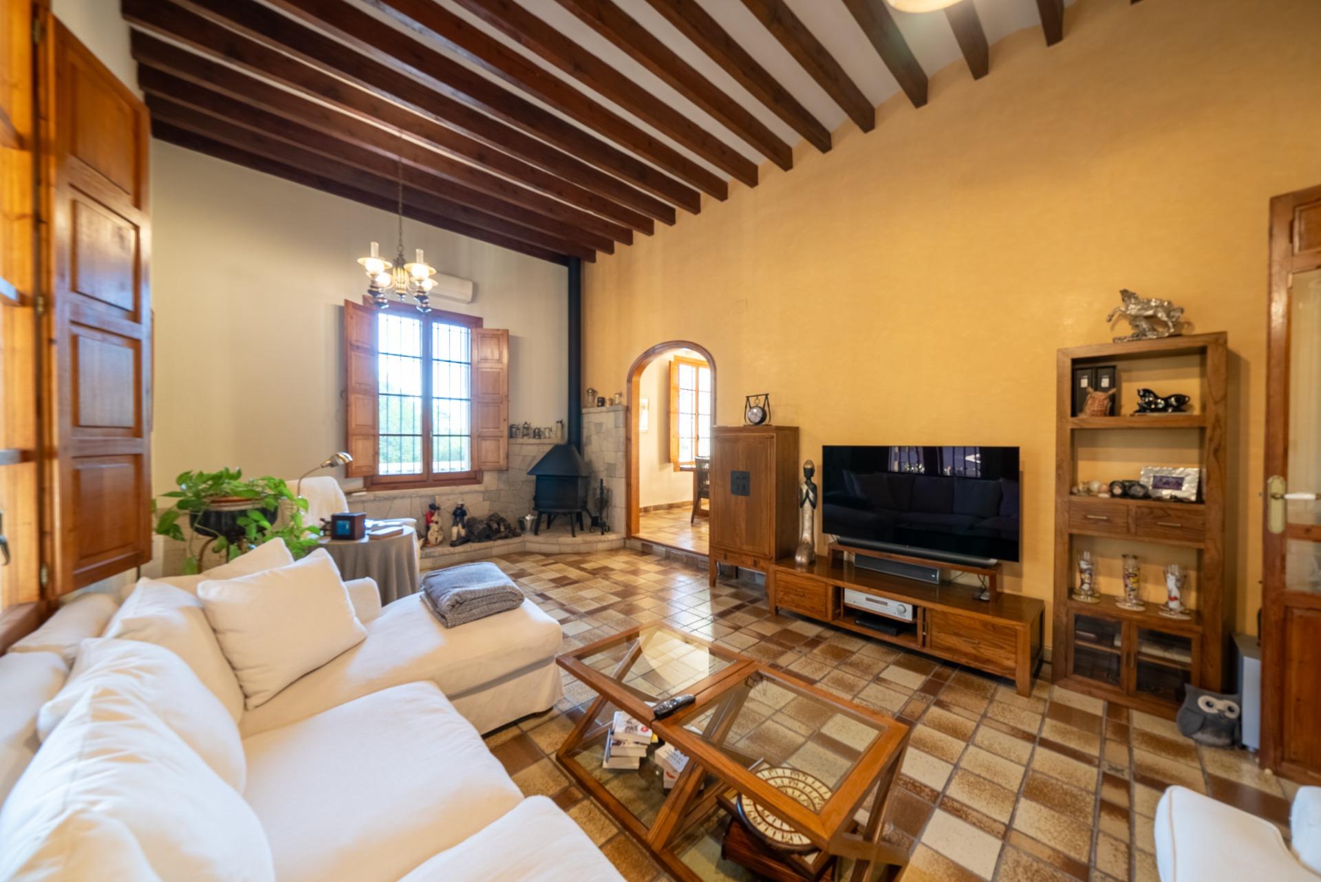 3-9-105 Rustic Oasis: Large House with Land All the Amenities