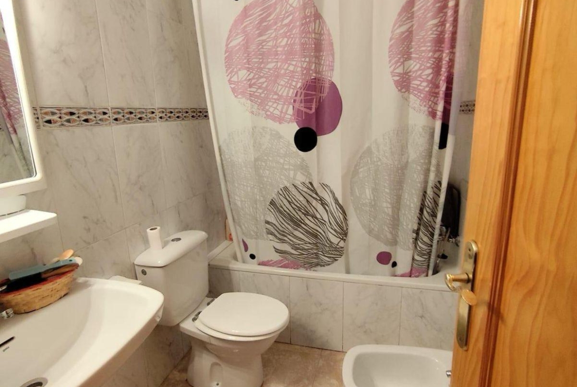 ADOSADO DE 3 DORM. 2 BAÑOS EN LOS ALCAZARES. A 500 METROS DE LA PLAYA. PARCELA. SOLARIUM.