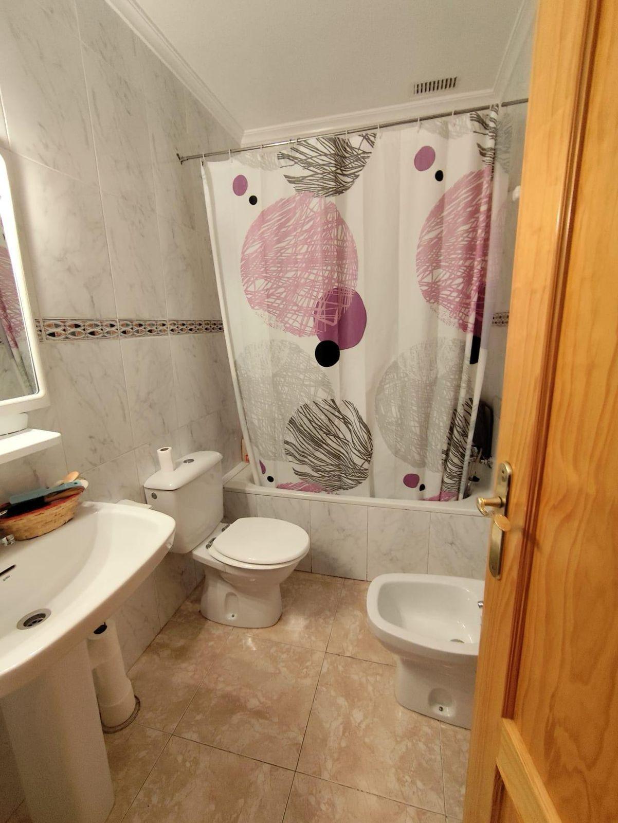 ADOSADO DE 3 DORM. 2 BAÑOS EN LOS ALCAZARES. A 500 METROS DE LA PLAYA. PARCELA. SOLARIUM.
