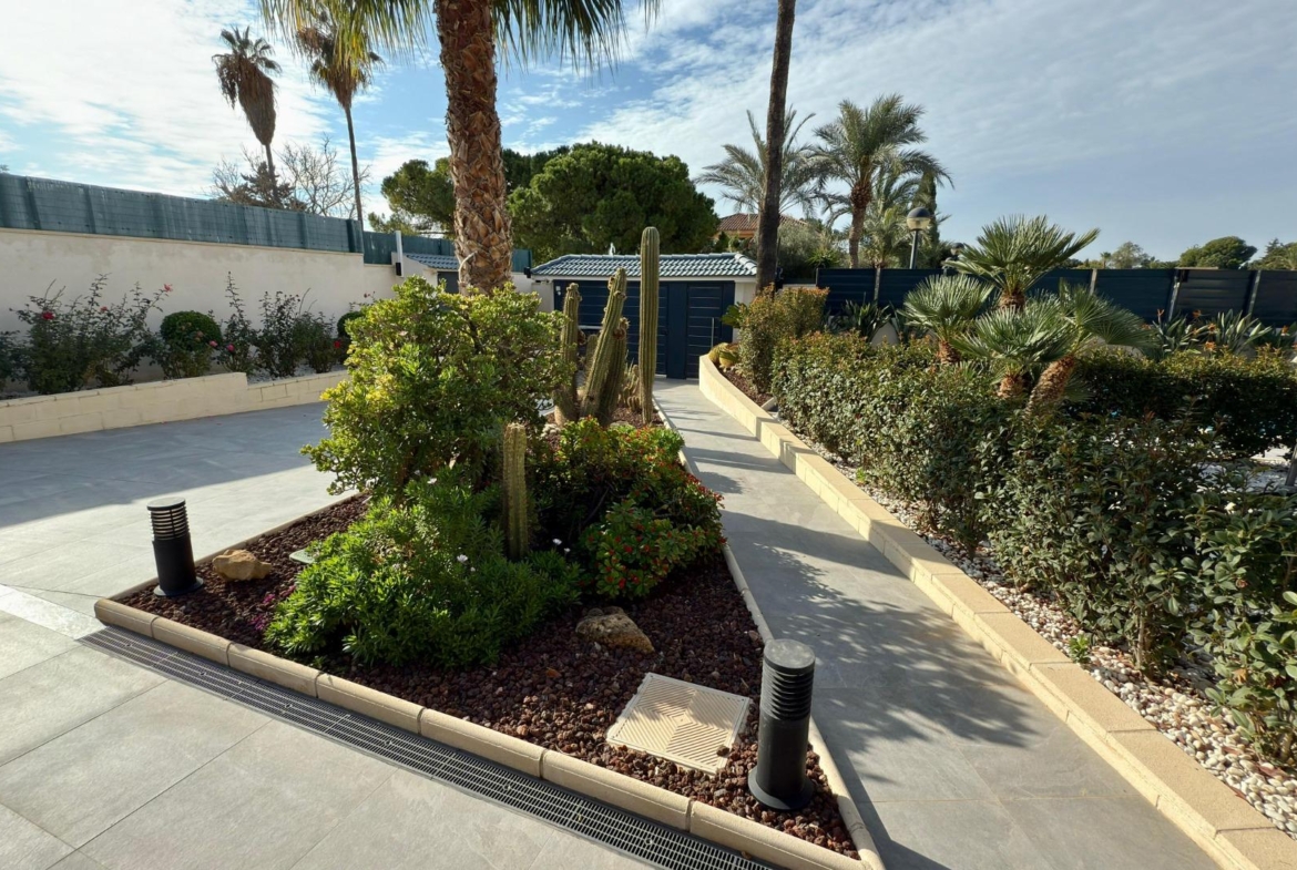 Detached villa with private pool and large plot