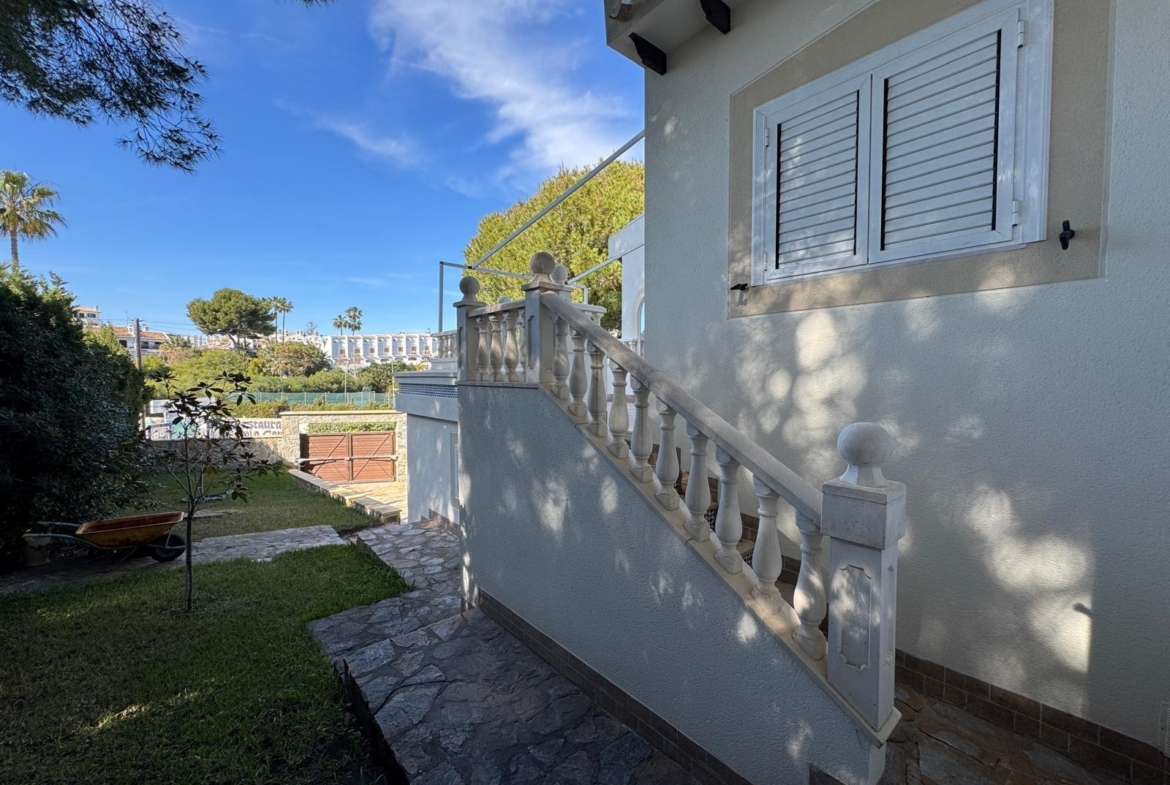 VILLA EN CABO ROIG A 800 METROS DE LA PLAYA CON PARCELA DE 890 M2. 3 DORM. 2 BAÑOS. PISCINA PRIVADA.