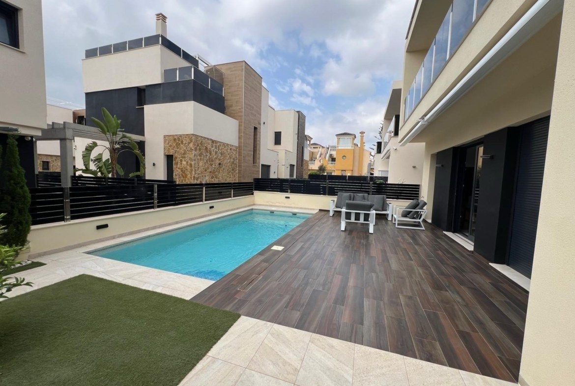VILLA DE LUJO EN LOMAS DE CABO ROIG CON PISCINA PRIVADA Y PARCELA DE 200 M2. 3 DORM. 3 BAÑOS.