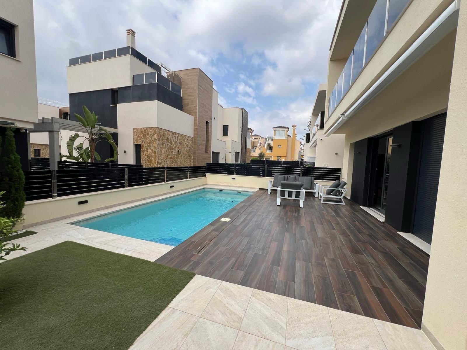 3-9-136 VILLA DE LUJO EN LOMAS DE CABO ROIG CON PISCINA PRIVADA Y PARCELA DE 200 M2. 3 DORM. 3 BAÑOS.