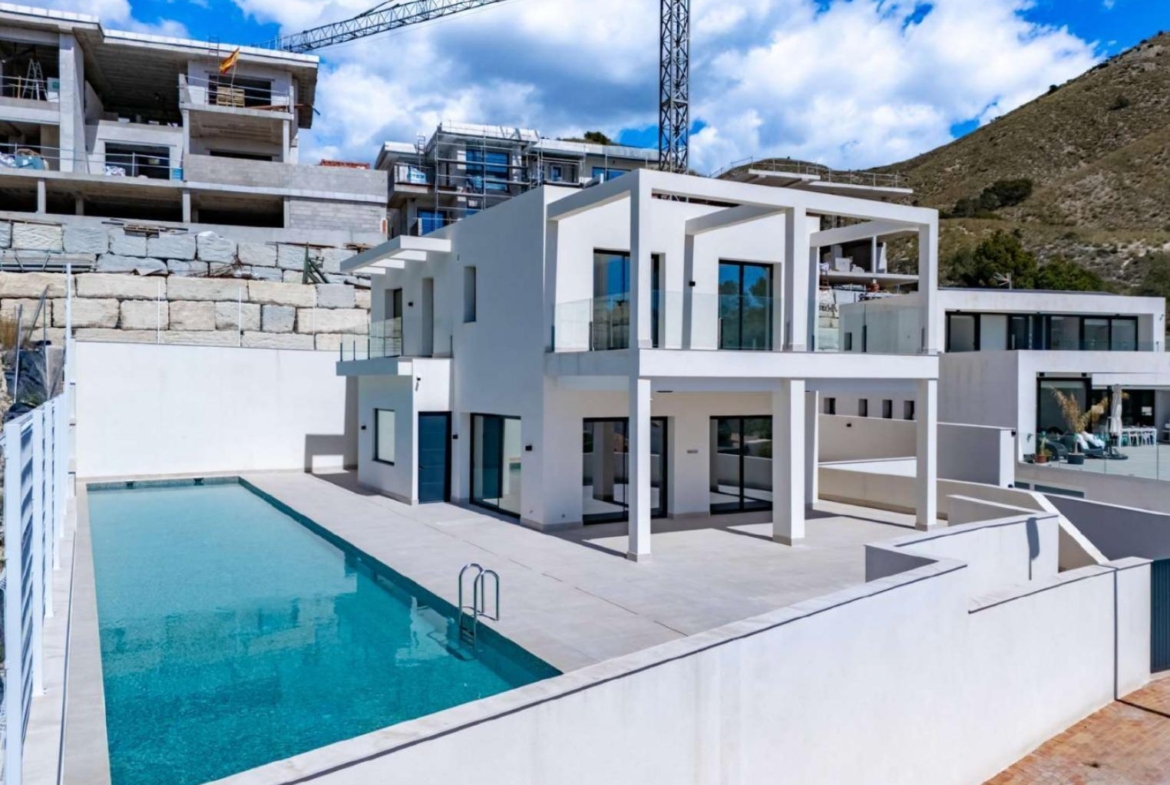 Nieuw gebouwde villa in Golf Bahía Luxe, ruimte en energie-efficiëntie