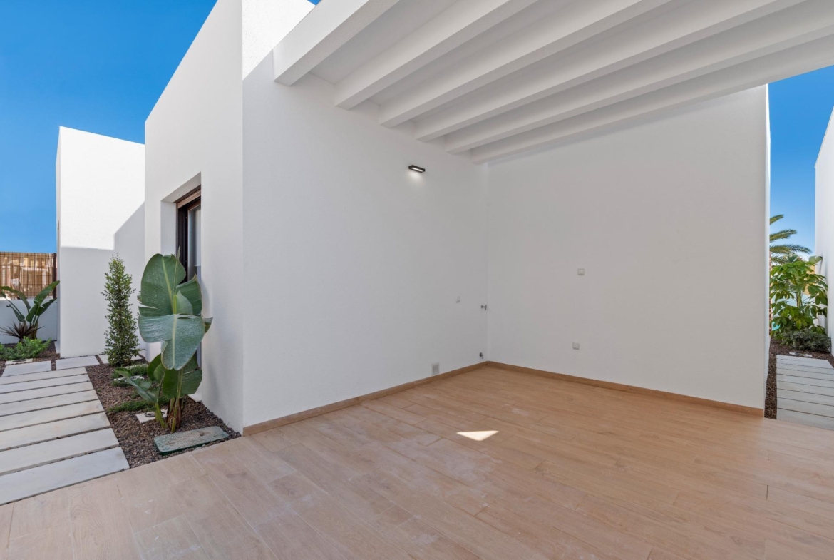 NEW BUILD VILLA IN LOS ALCÁZARES WITH VIEWS TO MAR MENOR. WITH PRIVATE POOL AND PARKING. 3 BEDROOMS. 2 BATHROOMS. PLOT 297 M2.