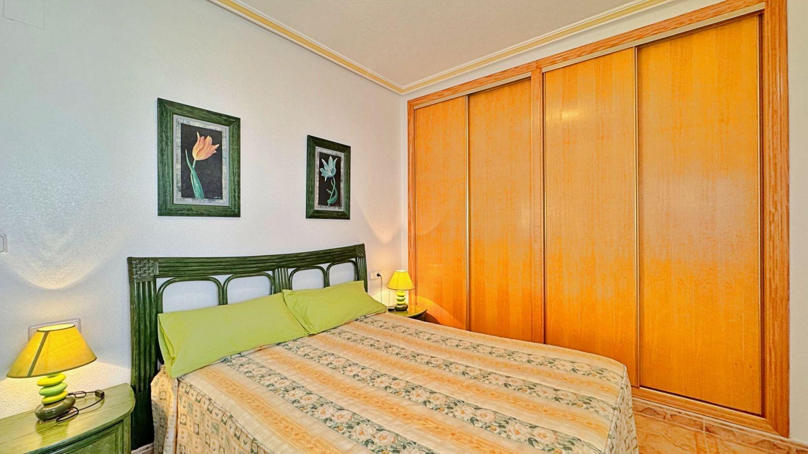 BUNGALOW PLANTA ALTA CON SOLARIUM DE 30 M2 Y A 650 METROS DE PLAYA LA ZENIA. 2 DORM. 1 BAÑO. PISCINA COMUNITARIA.